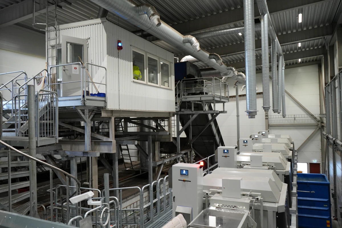 Bredemad – sorteringsutrustning och installationer inne i industribyggnaden