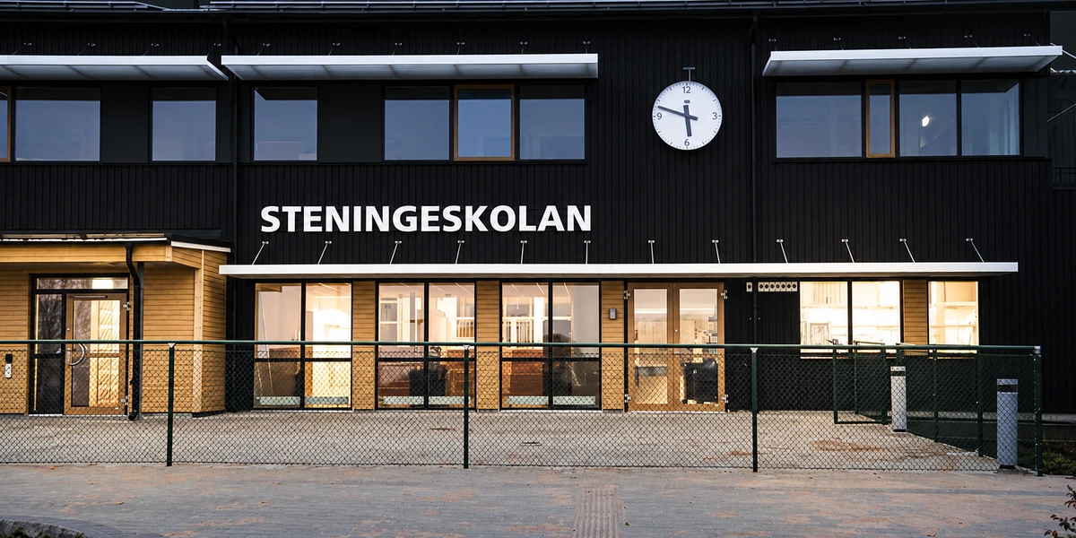 Steningeskolans entré i kvällsljus